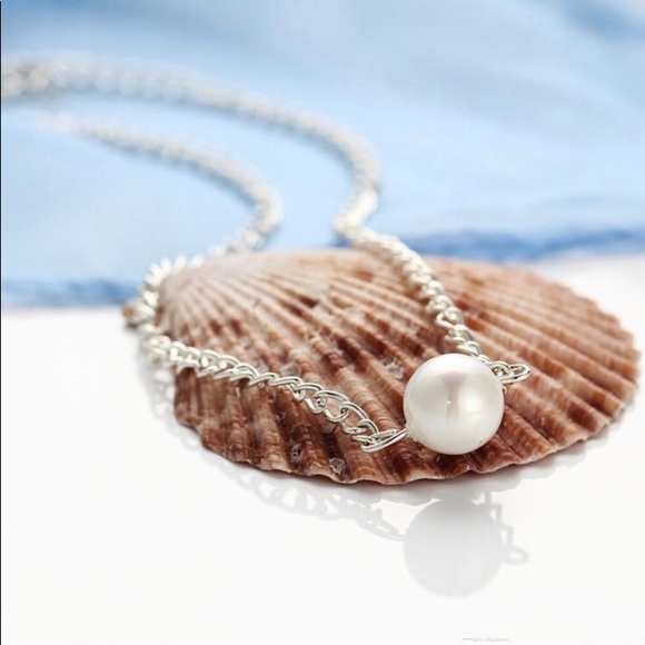 Simplistic Pearl Necklace - Picture 6 of 8